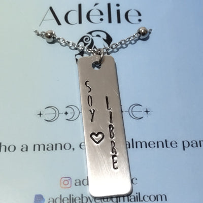 Collar con estampado en metal- alternativa de mensaje customizado disponible