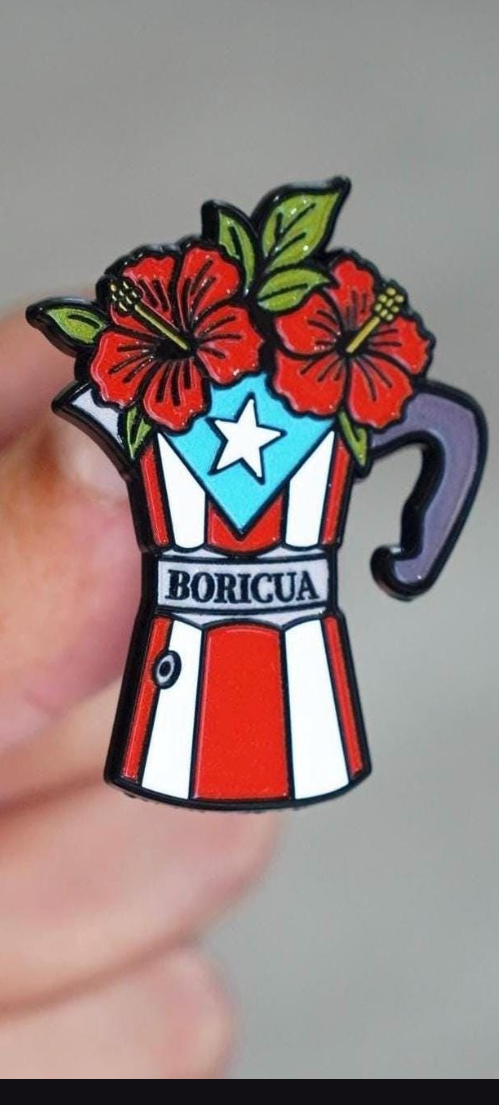 Pin de Greca con flor de Maga